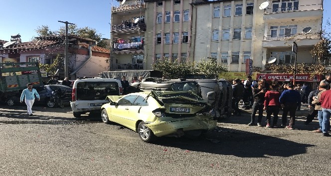 Dinar’da zincirleme trafik kazası: 4 yaralı