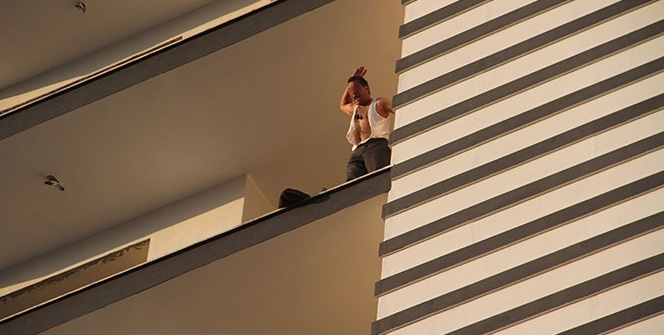 8. kattan atlamak isteyen şahsı belediye başkanı ikna etti! Yüzlerce kişi film izler gibi izledi