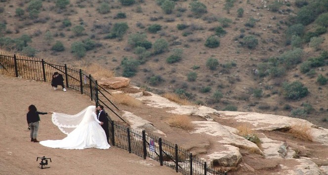 Düğün fotoğrafı çektirmek için 2 bin metreye çıkıyorlar