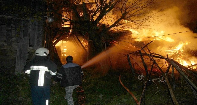 Kastamonu’da iki ev yangında kullanılamaz hale geldi