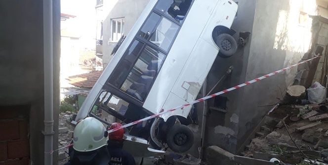 Freni patlayan yolcu minibüsü dehşet saçtı!