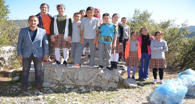 Öğrenciler tarihi Kagrai Antik Kentinde çöp topladı
