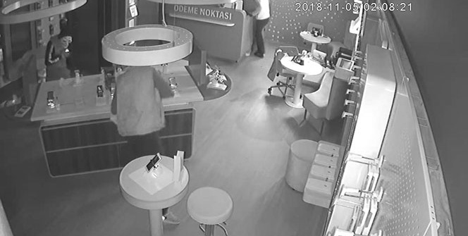 Her şey 40 saniyede gerçekleşti! Kaldırım taşları ile camı kırıp...