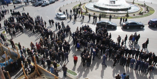 Kuyruğun ucu bucağı görünmedi! Karşılamak için sıraya girdiler...