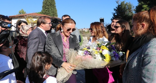 Kültür ve Turizm Bakanı Ersoy’un eşi Safranbolu’yu gezdi