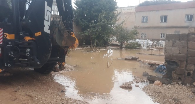 Mardin’de beyazsu hattı patladı, 12 ev sular altında kaldı