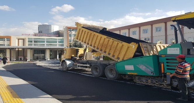 Niğde Belediyesi hastane içerisinde yolları asfalt yaptı