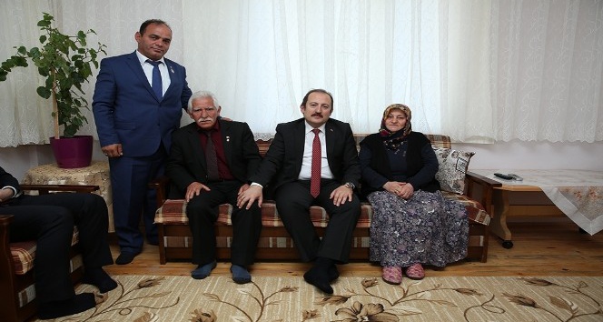 Vali Pehlivan Şehit Jandarma Komando Er Samet Akdeniz’in ailesini ziyaret etti