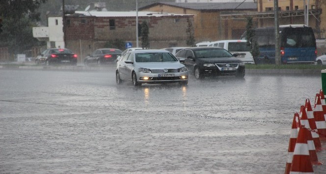 Şanlıurfa’da sağanak yağış sürücülere zor anlar yaşattı