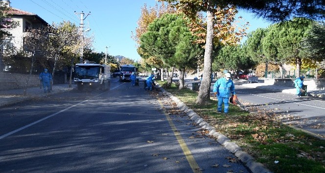 Isparta Belediyesi’nden sonbahar temizliği