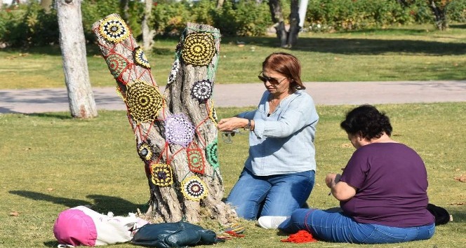 Aliağa, kadınların el örgüleri renkleniyor