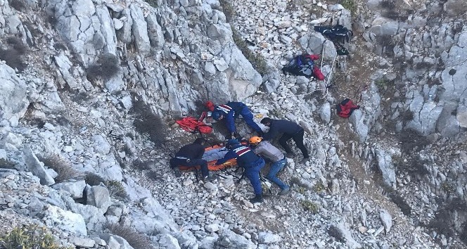 Kayalıklara düşen Fransız yamaç paraşütçüsüne nefes kesen kurtarma operasyonu