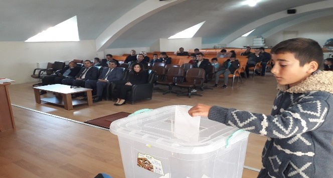 Kulu’da öğrenciler meclis başkanını seçti