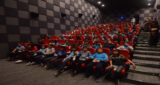Kemalpaşa Belediyesi 6 bin 500 öğrenciyi sinema ile buluşturdu