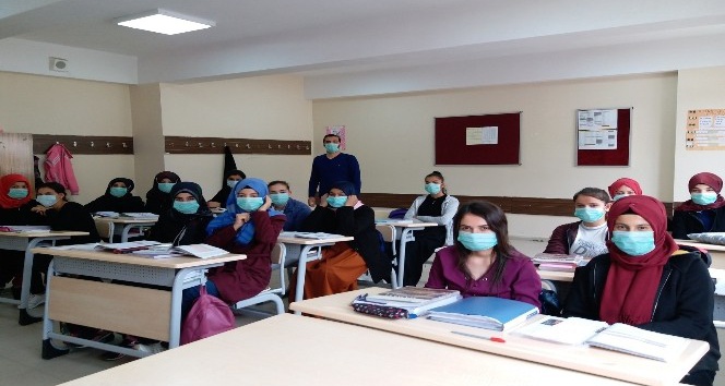Lösemili çocuklara destek için maske taktılar