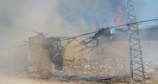 Köy evinde korkutan yangın