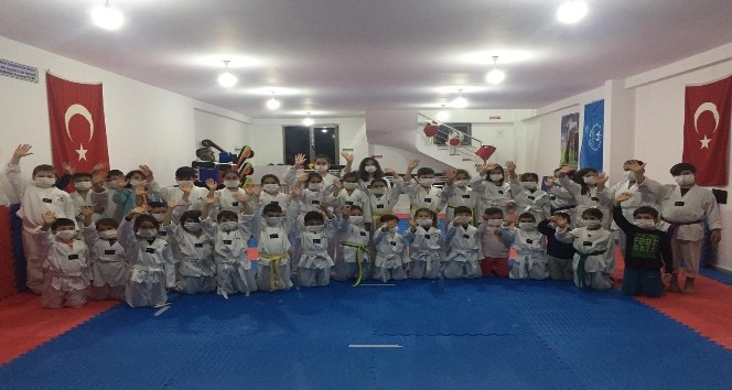 Lösemili çocuklara Teakwondoculardan destek