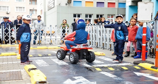 Gaziosmanpaşalı minik öğrenciler okullarda trafik eğitimi aldı