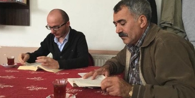 Bu kıraathanede bir saat kitap okuyana bütün gün çay ve kahve bedava