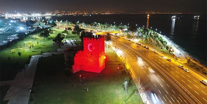 İstanbul’un ışıklandırılan tarihi yapıları havadan görüntülendi