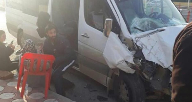 Batman’da öğrenci servisi ile yolcu minibüsü çarpıştı: 6 yaralı