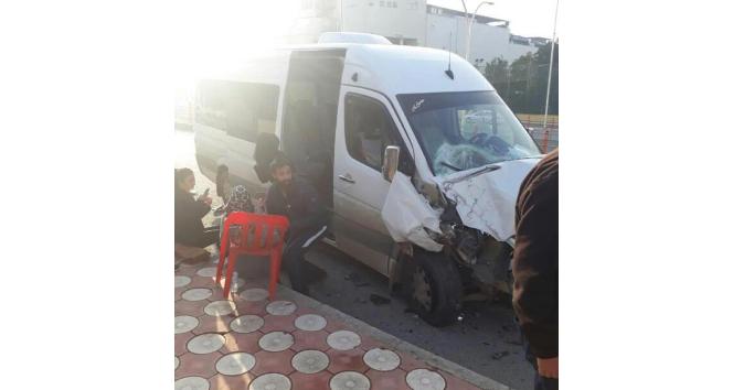 Batman’da öğrenci servisi ile yolcu minibüsü çarpıştı: 6 yaralı