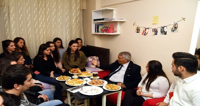 Öğrenciler Twitter’dan davet etti, Başkan Günaydın çaya gitti