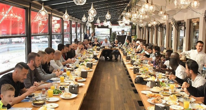 Atiker Konyaspor yönetimi ve oyuncular kahvaltıda bir araya geldi