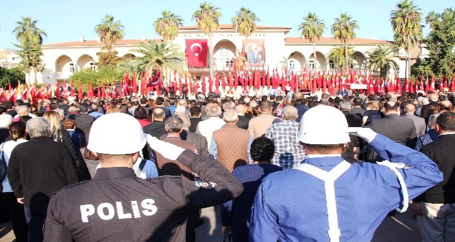 Mersin’de 7’den 70’e herkes Atatürk’ü andı