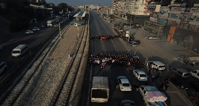 (Özel Haber) Bursa’da 9,05’te trafiği böyle durdurup Atatürk’ü andılar, o anlar havadan görüntülendi