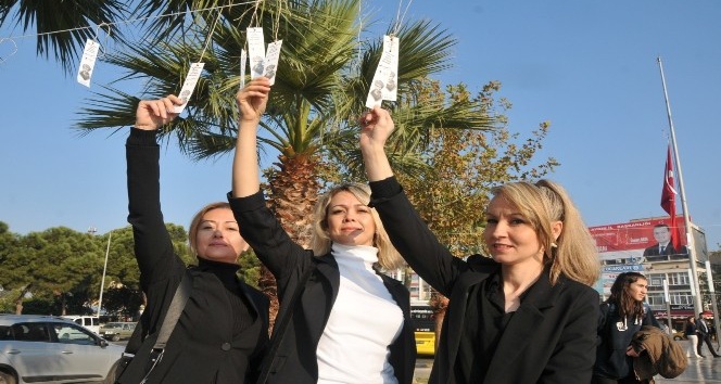 AK Parti Aydın Gençlik Kolları 3 bin kitap ayracı astı