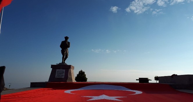 AKUT, Kocatepe’de metrelerce uzunlukta Türk bayrağı açarak Atatürk’ü andı
