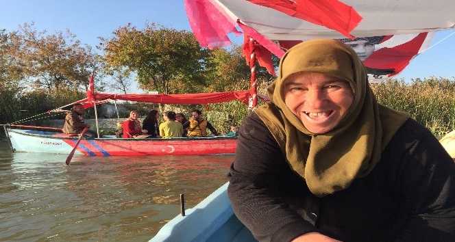 (Özel) Balıkçı kadınlar artık ekmek tekneleriyle turistleri gezdiriyor