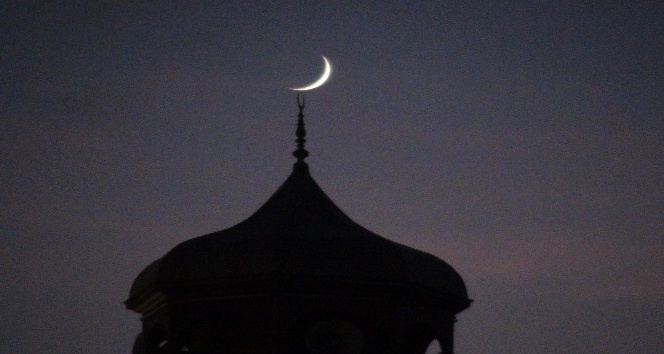 (Özel) Taksim Camii minaresi üzerinde beliren hilal, hayran bıraktı