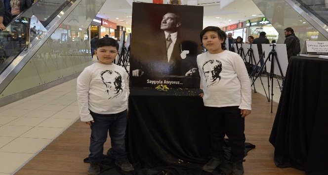 Vatandaşlardan Atatürk fotoğraf sergisine yoğun ilgi