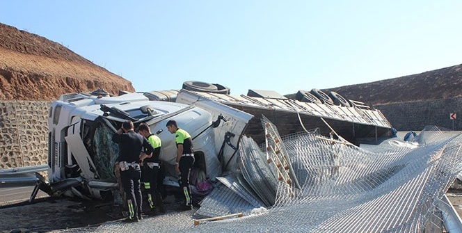 Silopi’de demir yüklü kamyon devrildi: 1 ölü, 1 yaralı