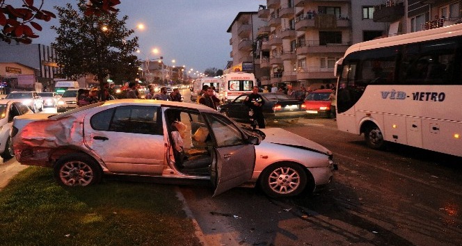 Sakarya’da 3 aracın karıştığı trafik kazasında 7 kişi yaralandı