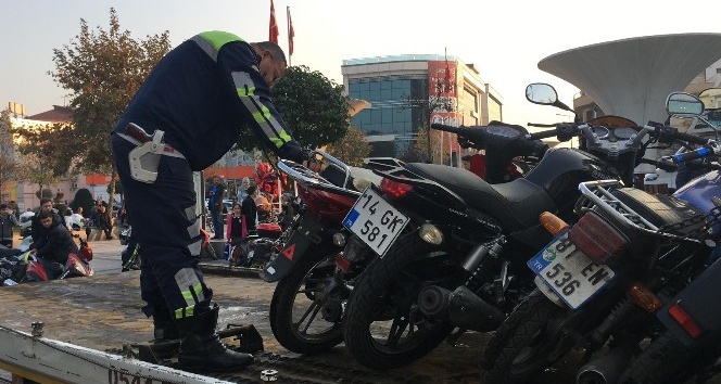 Polisler kurallara uymayan motosiklet sürücülerine göz açtırmıyor