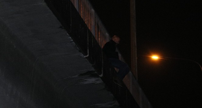 Adana’da viyadükten nehre atlamak isteyen kişiyi polis ikna etti