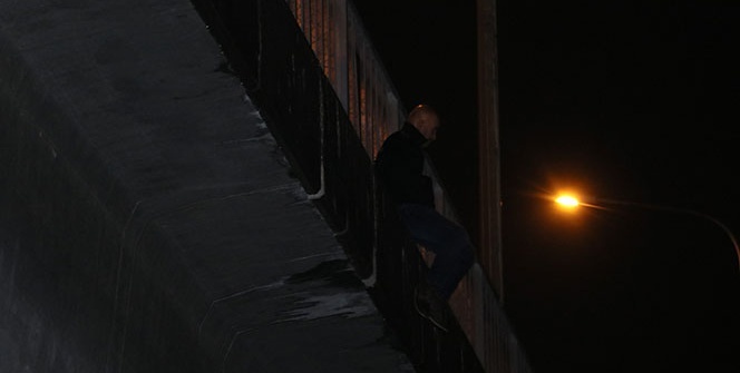 Adana'da korku dolu dakikalar! Polisler son anda ikna etti