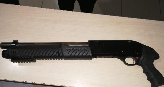 Adana’da bir kişi barda elinde pompalı tüfekle polise yakalandı