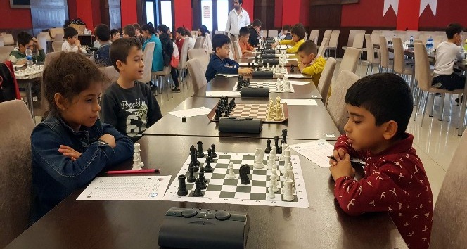 Öğrenciler satranç turnuvasında hem eğlendi hem de Ata’larını andı