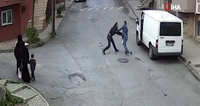 Sultangazi’de bıçaklı yaralama kamerada