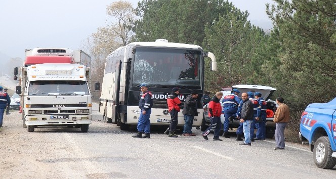 Bolu’da öğrencileri taşıyan otobüs zincirleme kazaya karıştı: 11 yaralı