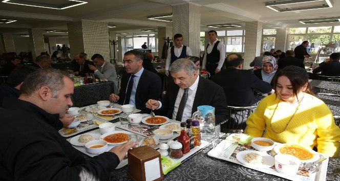 Başkan Çelik, öğle yemeğinde Büyükşehir Belediyesi personeli ile bir aradaydı