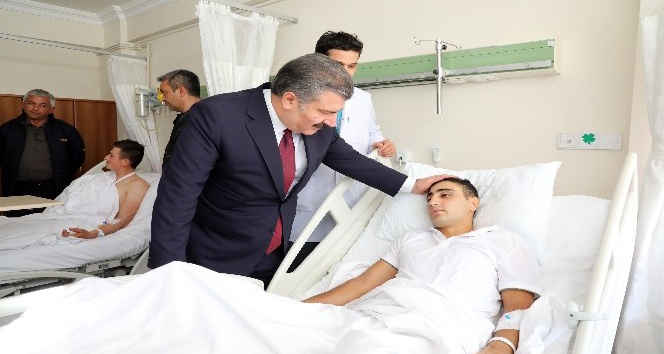 Bakan Koca Hakkari ve Şırnak’ta yaralanan askerleri ziyaret etti