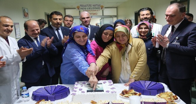 Yenidoğan Ünitesi’nde “Dünya Prematüre Haftası” nedeniyle pasta kesildi