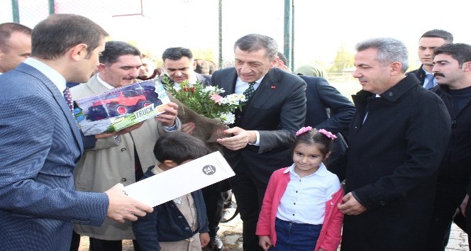 Bakanı Selçuk’un programında kız öğrenci bayıldı