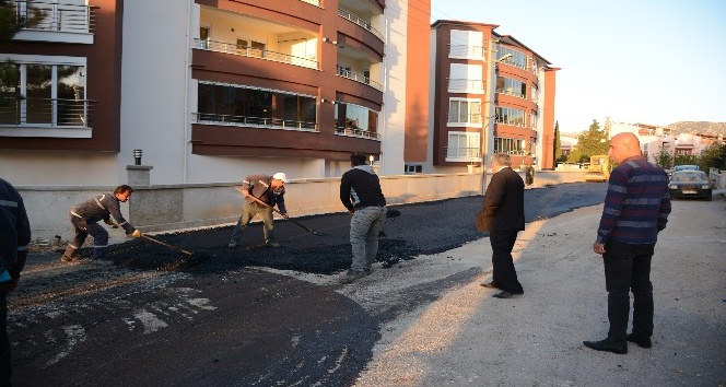 Dinar’da sıcak asfalt serme çalışmaları devam ediyor