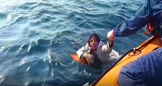 İzmir’in Dikili ilçesinde, yasa dışı yollarla yurt dışına çıkan göçmenleri taşıyan teknenin batması sonucu kayıp olan kişilerden 3’ü çocuk 5 kişinin cansız bedenine ulaşıldı. Sahil Güvenlik Komutanlığı, 5 kişi için arama kurtarma çalışmalarının devam